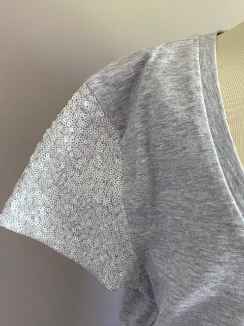 River Woods T-shirt maat S in een zachte lichtgrijze kleur met een kanten hartapplicatie
