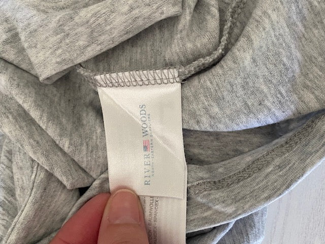 River Woods T-shirt maat S in een zachte lichtgrijze kleur met een kanten hartapplicatie
