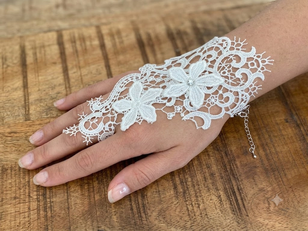 Wit kanten handsieraad
