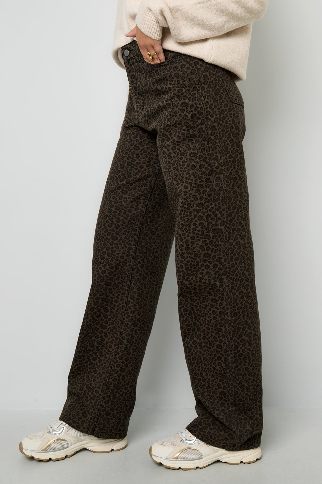 Stylish Dark Brown Leopard Print Denim for Fall