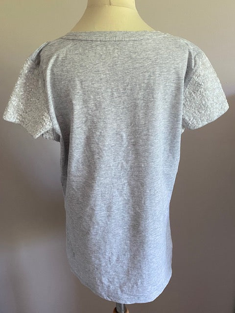 River Woods T-shirt maat S in een zachte lichtgrijze kleur met een kanten hartapplicatie