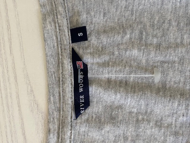 River Woods T-shirt maat S in een zachte lichtgrijze kleur met een kanten hartapplicatie