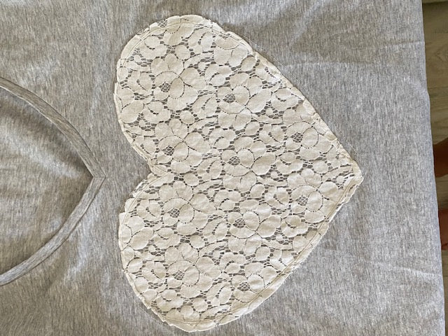 River Woods T-shirt maat S in een zachte lichtgrijze kleur met een kanten hartapplicatie
