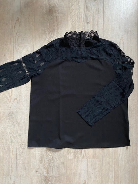 Zwarte longsleeve met kant
