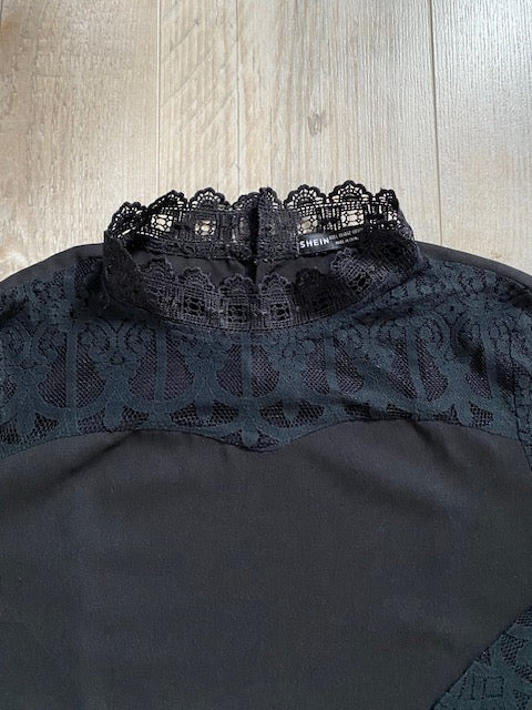 Zwarte longsleeve met kant