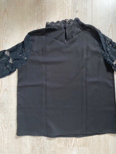 Zwarte longsleeve met kant